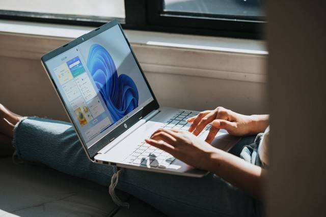Ilustrasi cara cek Windows di Laptop. Foto: Unsplash.
