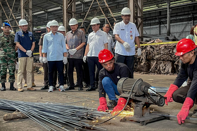 Menteri Perdagangan (Mendag) Zulkifli Hasan menyaksikan pemusnahan beberapa BjTB oleh petugas di PT Hwa Hok Steel Cikande, Serang Banten, Jumat (26/4).
Foto: Widya Islamiati/kumparan
