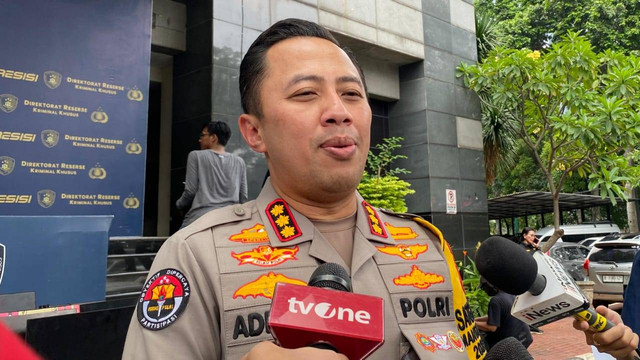 Kabid Humas Polda Metro Jaya Kombes Pol Ade Ary Syam Indradi saat dijumpai di Mapolda Metro Jaya, Jumat (26/4). Foto: Thomas Bosco/kumparan