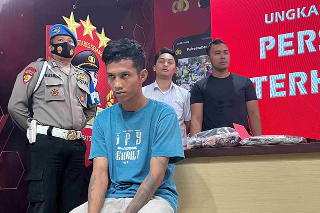 Lazuardi pelaku persetebuhan terhadap anak saat dihadirkan di Polrestabes Semarang. Foto: Intan Alliva Khansa/kumparan