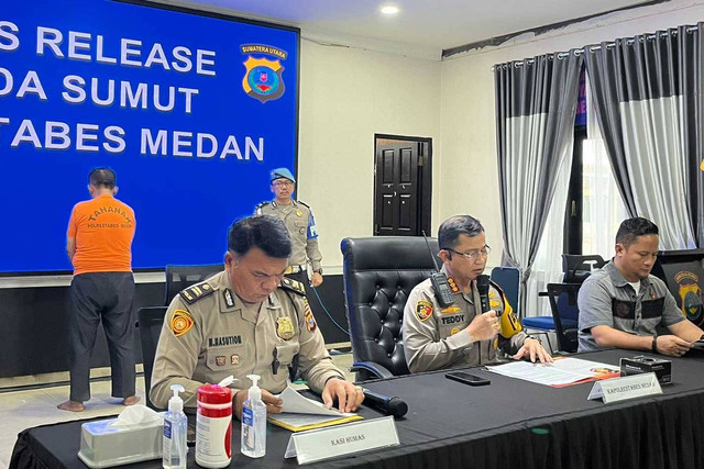 Kapolrestabes Medan Kombes Pol Teddy Marbun (tengah) saat siaran pers kasus KTP palsu.  Foto: Tri Vosa/kumparan