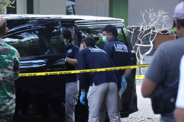 Polisi melakukan olah TKP polisi Polresta Manado di Jalan Mampang Prapatan IV, RT 1/RW2  Kelurahan Tegal Parang, Kecamatan Mampang Prapatan.  Foto: Dok Humas Polres Metro Jakarta Selatan
