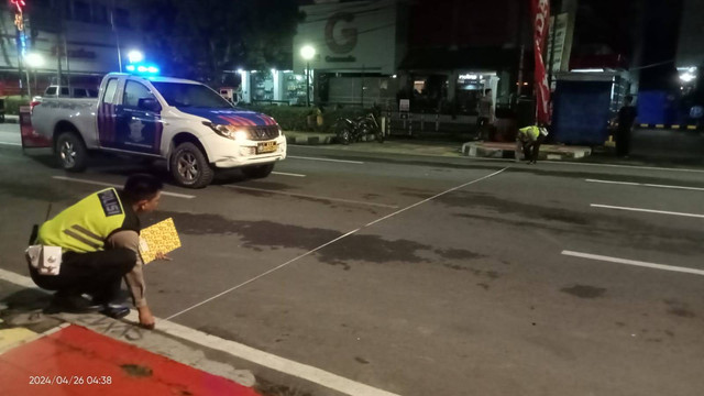 Satlantas Polresta Bandar Lampung saat melakukan olah TKP di Jalan Raden Intan tepatnya depan TDM motor, Kelurahan Enggal. | Foto: Dok Satlantas Polresta Bandar Lampung