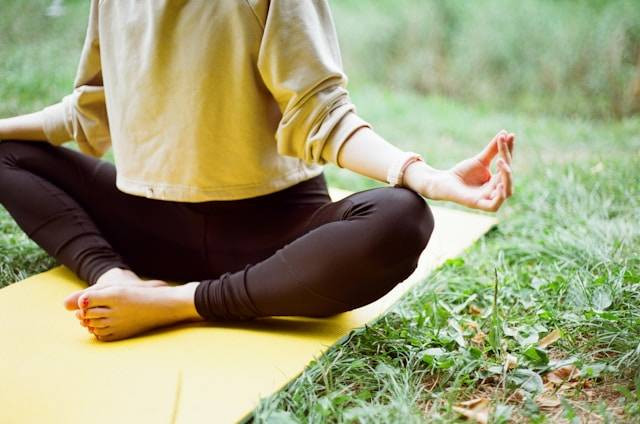 Ilustrasi Meditasi Yoga untuk Konsentrasi. Foto: dok. Unsplash/Надя Кисільова