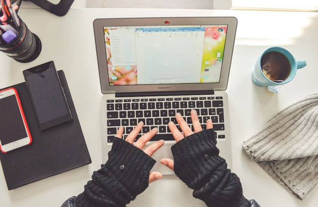 Ilustrasi Fungsi dari B I U pada Microsoft Word. Sumber Unsplash/Romain V