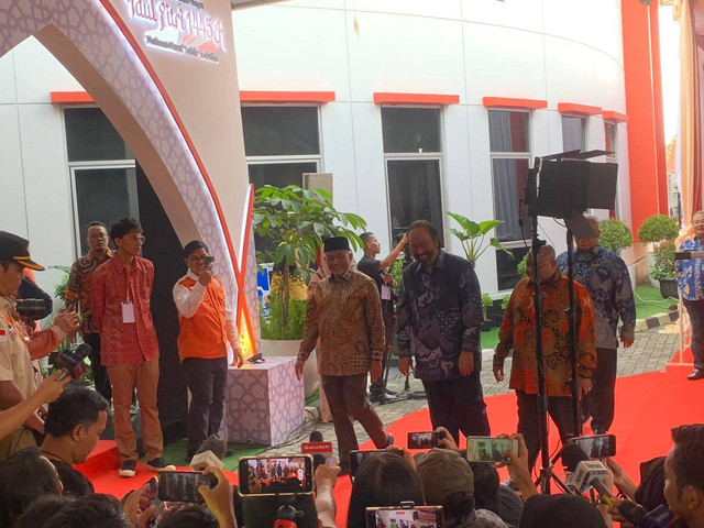 Ketua Parta Nasdem Surya Paloh beserta jajaran, hadir dalam halal bihalal PKS di DPP PKS. Foto: Paulina Herasmaranindar/kumparan