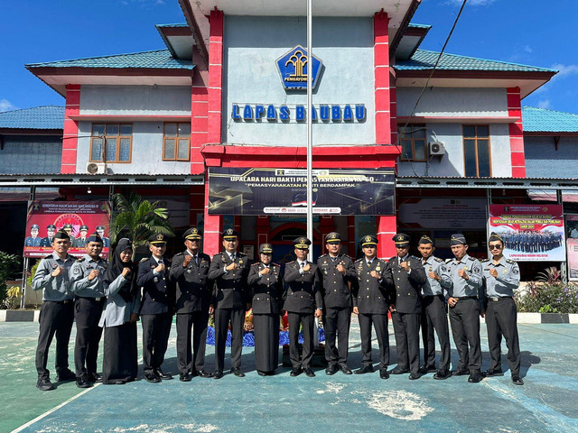 Foto Bersama jajaran imgrasi Baubau dengan Kalapas dan Kabapas Baubau (sumber: humas kanim baubau)