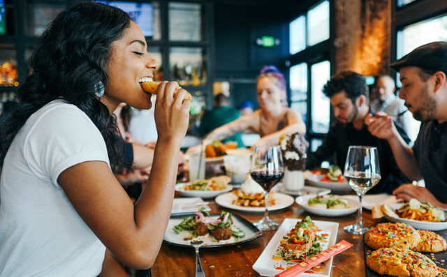 Tempat makan di sekitar lembang park and zoo. Foto hanya ilustrasi, bukan tempat sebenarnya. Sumber: Unsplash/Alex Haney
