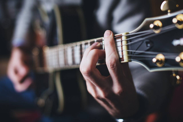 Ilustrasi cara bermain gitar untuk pemula. Foto: Pixabay