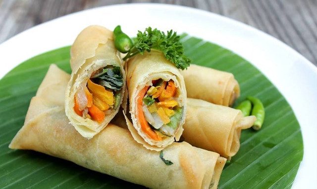 Lumpia Basah di Bandung. Foto hanyalah ilustrasi bukan tempat sebenarnya. Sumber: Unsplash/Budi Puspa Wijaya