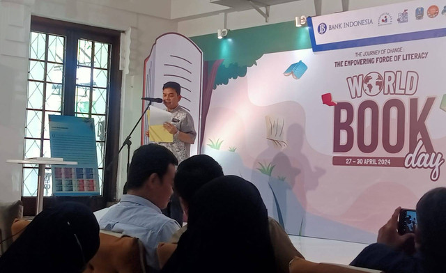 Advisor Bank Indonesia Kantor Perwakilan Provinsi Jawa Timur Muslimin Anwar, saat membuka acara 'World Book Day' yang digelar Bank Indonesia Kantor Perwakilan Provinsi Jawa Timur, Sabtu (27/4). Foto: Masruroh/Basra