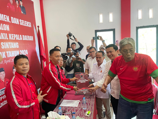 Pasangan bakal calon bupati dan wakil bupati Sintang yakni Gregorius Herkulanus Bala dan Florensius Ronny mendaftar ke DPC PDI Perjuangan Kabupaten Sintang. Foto: Yusrizal/Hi! Pontianak