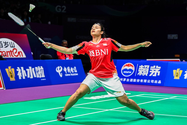 Pebulu tangkis tunggal putri Indonesia Komang Ayu Cahya Dewi mengembalikan kok ke arah lawannya pada pertandingan babak kualifikasi grup Piala Uber 2024 di Chengdu Hi Tech Zone Sports Center Gymnasium, Chengdu, China, Sabtu (27/4/2024).  Foto: Galih Pradipta/ANTARA FOTO