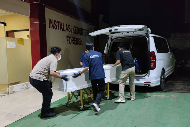 Jenazah Brigadir Ridhal dibawa ke Manado dari RS Polri Kramat Jati, Sabtu (27/4/2024) Foto: Jonathan Devin/kumparan