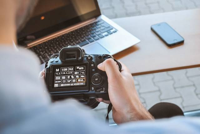 Ilustrasi Mode Exposure Kamera. Foto: dok. Unsplash/JESHOOTS.COM