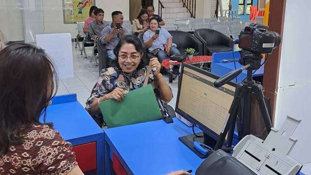 Kantor Imigrasi  Manado melayani masyarakat yang ingin membuat paspor di akhir pekan lewat progam layanan Paspor Simpatik.