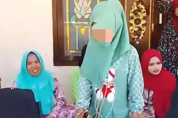 Pertunangan anak usia dini di Sampang. Madura, beberapa waktu lalu.