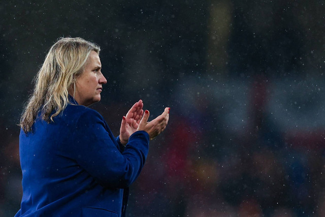Manajer Chelsea asal Inggris Emma Hayes bertepuk tangan di akhir pertandingan sepak bola leg kedua semifinal Liga Champions Wanita UEFA antara Chelsea dan Barcelona di Stamford Bridge, di London, pada 27 April 2024. Foto: Adrian Dennis/AFP