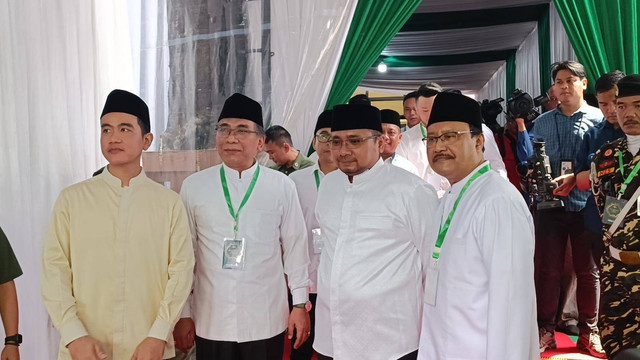 Gibran Rakabuming Raka bersama jajaran pengurus PBNU di acara halalbihalal, Minggu (28/4). Foto: Hedi/kumparan