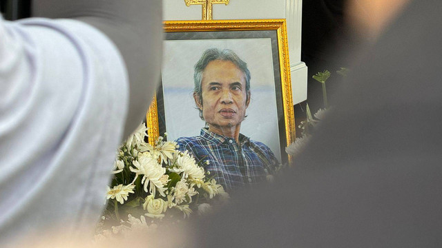 Prosesi pemakaman penyair Joko Pinurbo di Sasanalaya Demangan, Ngemplak, Sleman, pada Minggu (28/4). Foto: Arif UT/Pandangan Jogja