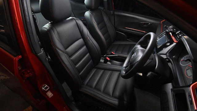 Pemasangan jok BMW Seri 3 di Honda Brio. Foto: Instagram/@feraricibubur