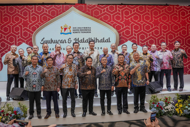 Ketua Umum PSSI dan Menteri BUMN, Erick Thohir berfoto bersama para pengusaha nasional dalam acara Silaturahmi dan Halalbihalal Kadin Komite Indonesia-Tiongkok (KIKT) di the Langham Hotel Jakarta, Minggu (28/4/2024). Foto: Arifin Asydhad/kumparan