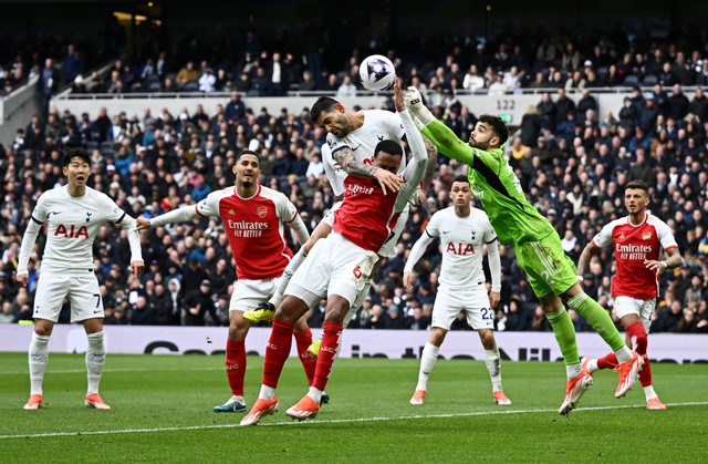Pemain Tottenham Hotspur Cristian Romero menyundul bola ke arah gawang Arsenal pada pertandingan Liga Inggris di Tottenham Hotspur Stadium, London, Inggris, Minggu (28/4/2024). Foto: Dylan Martinez/ REUTERS
