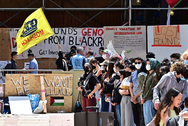 Demonstran pro-Palestina terlihat di perkemahan mereka di Universitas California di Los Angeles (UCLA) ketika protes terus berlanjut terhadap perang Israel-Hamas di Gaza di Los Angeles pada 26 April 2024. Foto: Frederic J. BROWN / AFP