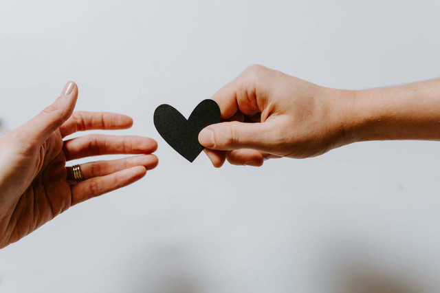 Ilustrasi Mengasihi. Foto: Kelly Sikkema / Unsplash
