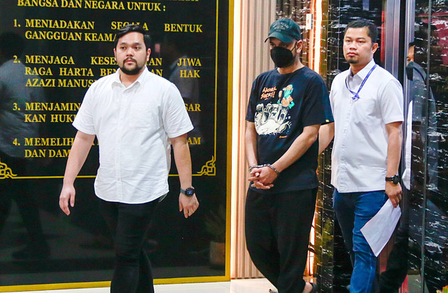 Artis Rio Reifan saat pemeriksaan tes kesehatan terkait penyalahgunaan narkoba di Polres Jakarta Barat, Jakarta, Senin, (29/4/2024). Foto: Agus Apriyanto