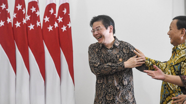 Presiden Terpilih Prabowo Subianto (kanan) berbincang dengan Pengganti Perdana Menteri Singapura Lawrence Wong (kiri) saat melakukan pertemuan bersama Presiden Jokowi dan PM Singapura Lee Hsien Loong di Istana Bogor, Jawa Barat, Senin (29/4/2024). Foto: ANTARA FOTO/Muhammad Adimaja