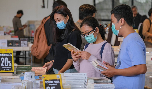 Pengunjung sedang memilih buku di acara bazar buku yang diselenggarakan Jogja Art+Books Festival 2023. Foto: Pemda DIY