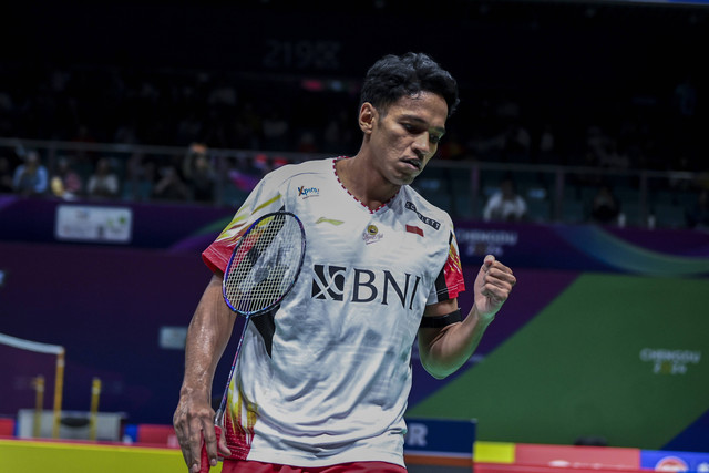 Pebulu tangkis tunggal putra Indonesia Chico Aura Dwi Wardoyo berusaha mengembalikan kok ke arah lawannya dalam babak kualifikasi grup Piala Thomas 2024 di Chengdu Hi Tech Zone Sports Center Gymnasium, Chengdu, China, Senin (29/4/2024). Foto: ANTARA FOTO/Galih Pradipta