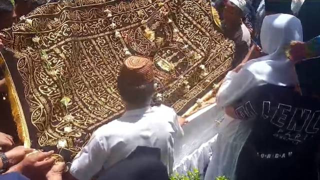 Jenazah Bripda Ridhal Ali Tomi saat dikuburkan di Pekuburan Umum Kalasey, Kabupaten Minahasa, Sulawesi Utara.