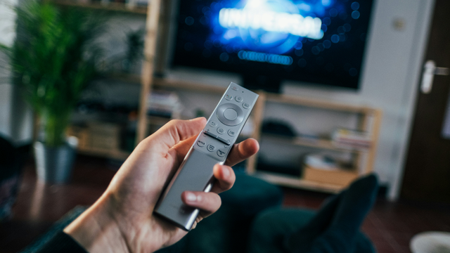 Seseorang menonton televisi. Foto oleh Jonas Leupe via Unsplash