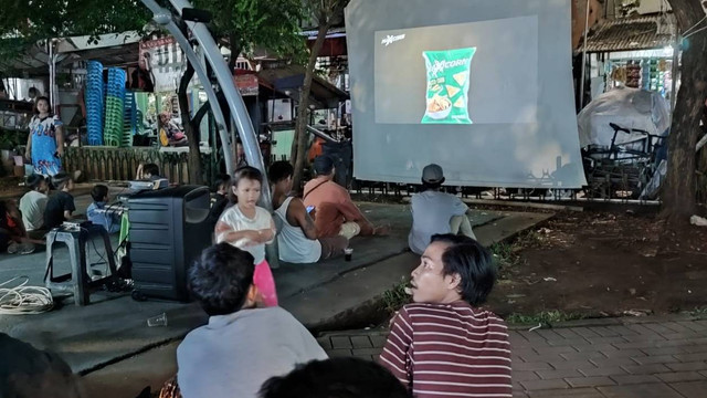 Suasana nonton bareng Timnas U-23 melawan Uzbekistan di Jalan Masjid Raya Al-Manah, Kecamatan Grogol Petamburan, Jakarta Barat, Senin (29/4/2024). Foto: Rachmadi Rasyad/kumparan