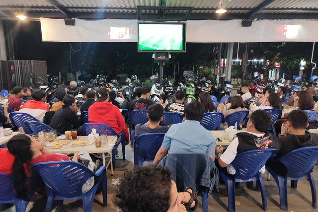 Suasana nonton bareng Timnas U-23 melawan Uzbekistan di Warung Aceh Kemang, Pasar Minggu, Jakarta Selatan, Senin (29/4/2024). Foto: Jamal Ramadhan/kumparan