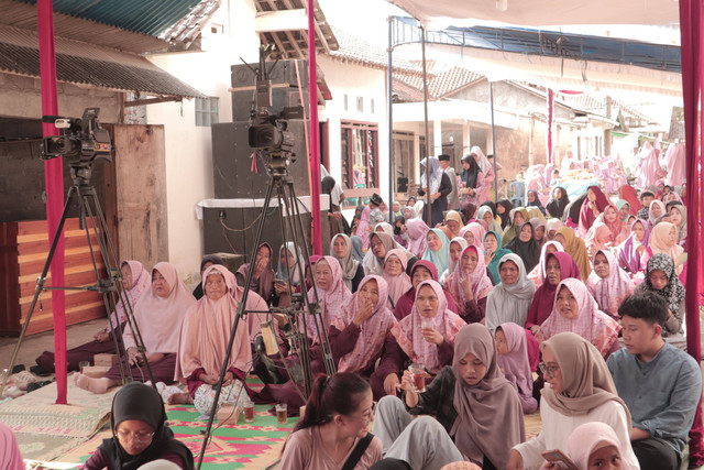 Masyarakat Dusun Pakis Kulon yang Hadir dalam Pengajian Umum | Foto: Anggris Rahma