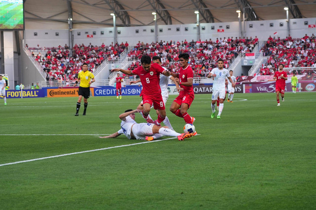 Pemain Timnas U-23 Indonesia, Witan Sulaeman, dijegal saat lawan Uzbekistan pada semifinal Piala Asia U-23 di Stadion Abdullah Bin Khalifa, Doha, Qatar, Senin (29/4/2024). Foto: PSSI