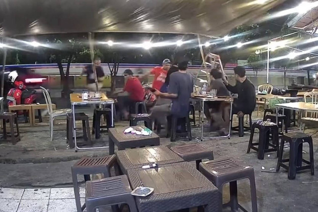 Mobil tabrak lari warung pinggir jalan di Pramuka, Jakarta Pusat Foto: Dok Selvy Adriany