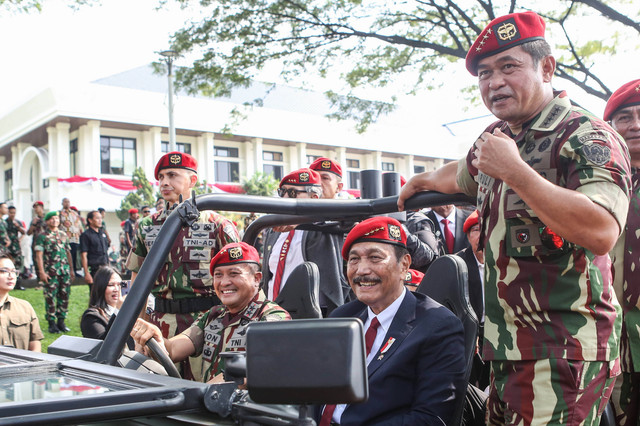 Menko Bidang Kemaritiman dan Investasi Luhut Binsar Pandjaitan (kedua kanan) bersama KSAD Jenderal TNI Maruli Simanjuntak, dan Danjen Kopassus Mayjen TNI Djon Afriandi (kedua kiri) menaiki kendaraan usai mengikuti apel peringatan HUT ke-72 Kopassus. Foto: ANTARA FOTO/Asprilla Dwi Adha