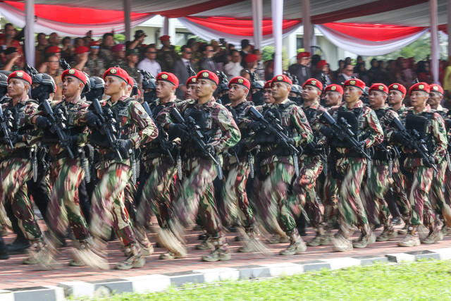 Sejumlah prajurit Kopassus berjalan saat mengikuti apel peringatan HUT ke-72 Kopassus di Mako Kopassus, Cijantung, Jakarta, Selasa (30/4/2024). Foto: ANTARA FOTO/Asprilla Dwi Adha