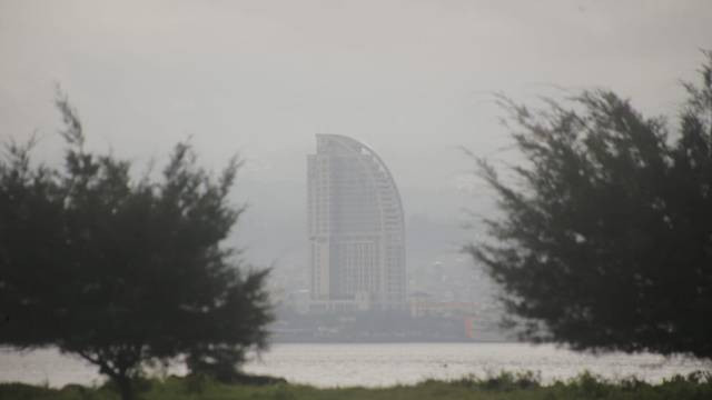 Kondisi Kota Manado Selasa (30/4) pukul 10.00 Wita. Dampak erupsi Gunung Ruang di Kabupaten Sitaro, mengakibatkan jarak pandang berkurang dan kondisi gelap. (foto: febry kodongan/manadobacirita) 