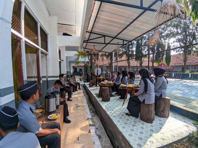 Usai Apel Pagi, Para Pegawai Gelar Coffee Morning
