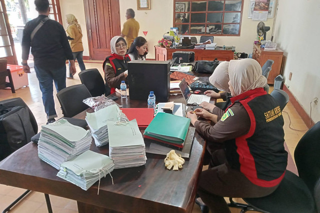 Penyidik Kejaksaan Tinggi Daerah Istimewa Yogyakarta (Kejati DIY) menggeledah Kantor PT Taru Martani dan rumah dinas Dirut PT Taru Martani di Kelurahan Baciro, Kemantren Gondokusuman, Kota Yogyakarta. Foto: Dok Kejati DIY