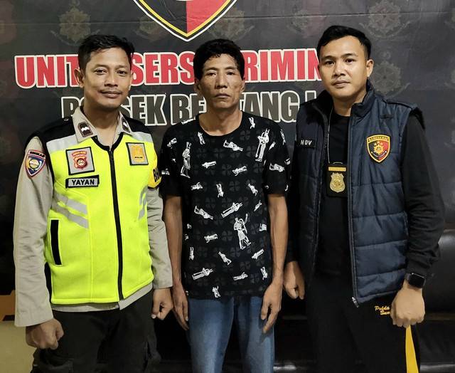 Siswanto (tengah) dukun pengganda uang saat diamankan polisi di OKU Timur. (ist)