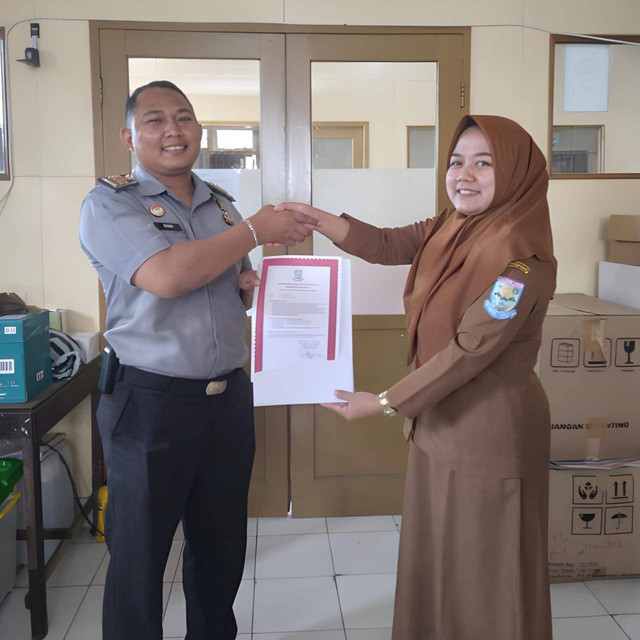 Kasubsi Pelayanan Tahanan Rutan Purbalingga, Doni Kristianto menerima Sertifikat Laik Hygiene Danitasi Dapur dari Dinas Kesehatan Purbalingga. Foto: Humas Rutan Purbalingga.