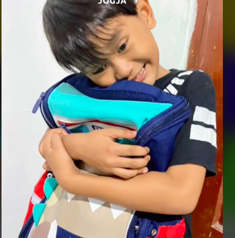 Tangkapan layar video @ojol.diary saat anaknya mendapat tas baru. Foto: Istimewa