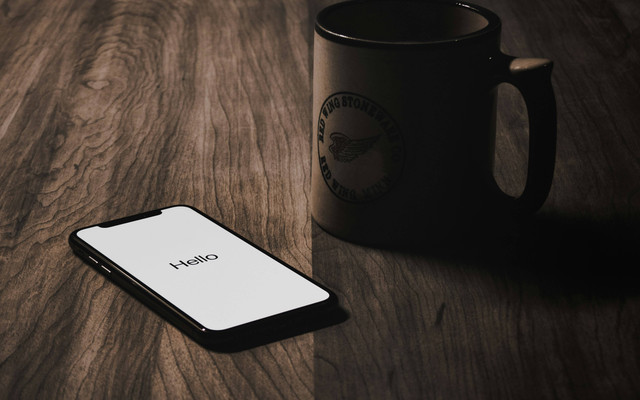 Ilustrasi tulisan "Hello" di iPhone. Foto: Unsplash 