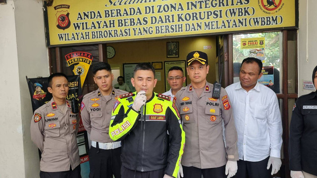 Kasatlantas Polrestabes Bandung bersama Polsek Sumur Bandung saat ungkap kasus aksi dua koboi jalanan yang beraksi di Jalan Banceuy, Kota Bandung. Foto: Dok. Istimewa